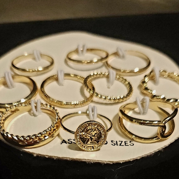 Luxurious Gold Ring Collection with Intricate Designs - Picture 1 of 7